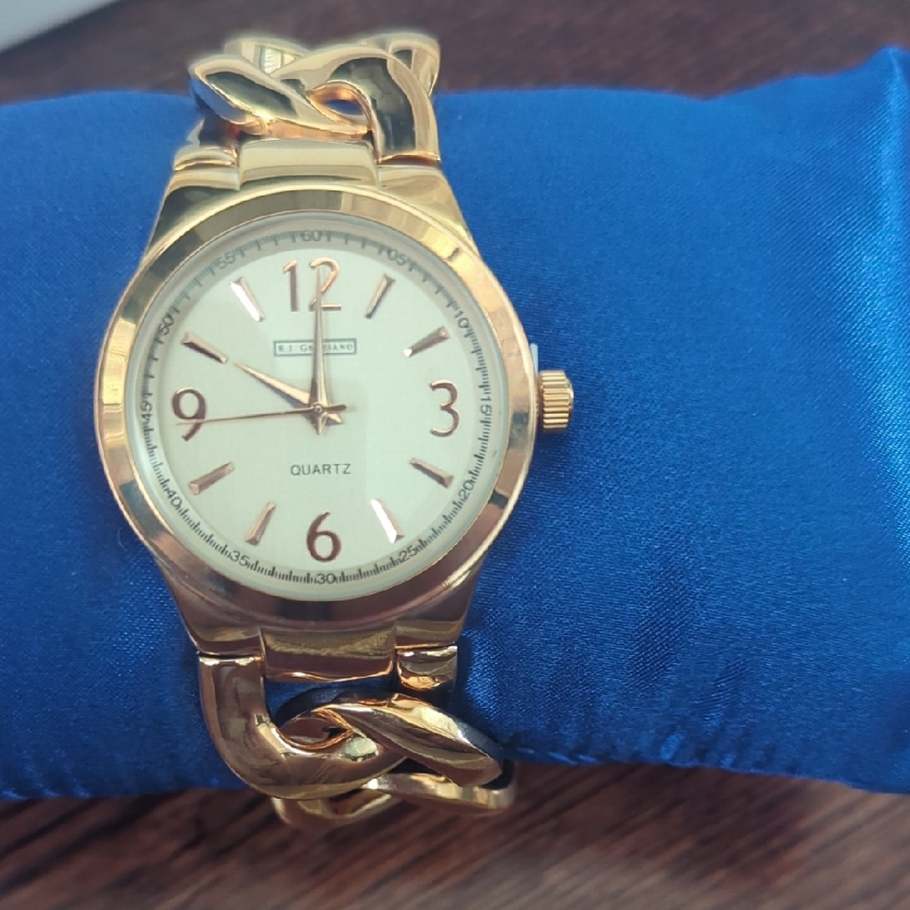 Elegant Gold Chain Link Watch with White Face